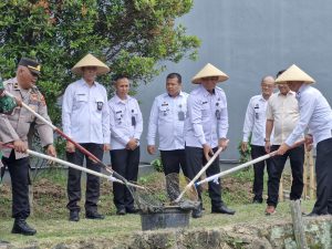 Panen Raya Ikan Lele dan Penebaran Benih Ikan Program Pembinaan Kemandirian Lapas Narkotika Bandung