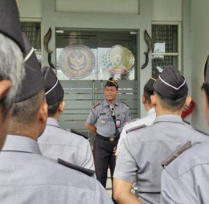 Kalapas Tohari Pimpin Apel Perdana di Lapas Narkotika Bandung