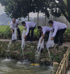 Wujudkan Ketahanan Pangan, Lapas Narkotika Kelas IIA Bandung Tebar Ribuan Benih Lele